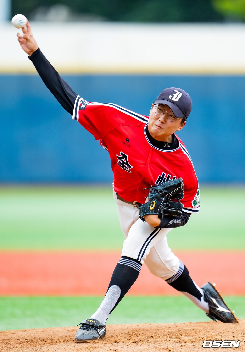 16일 오후 서울 목동구장에서 제79회 청룡기 전국고교야구선수권대회 겸 주말리그 왕중왕전 전주고와 마산용마고 결승전이 진행됐다.전주고는 이번이 첫 청룡기 결승 진출, 마산용마고는 44년 만에 다시 맞는 청룡기 결승이다.전주고 선발 이시후가 마운드 위에서 힘차게 공을 뿌리고 있다.  2024.07.16  / rumi@osen.co.kr