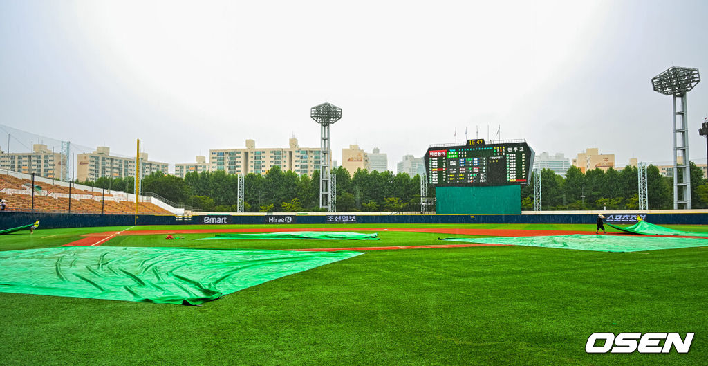 16일 오후 서울 목동구장에서 제79회 청룡기 전국고교야구선수권대회 겸 주말리그 왕중왕전 전주고와 마산용마고 결승전이 진행됐다.전주고는 이번이 첫 청룡기 결승 진출, 마산용마고는 44년 만에 다시 맞는 청룡기 결승이다.3회말 굵어진 빗줄기에 잠시 경기가 우천 중단되고 있다. 2024.07.16  / rumi@osen.co.kr