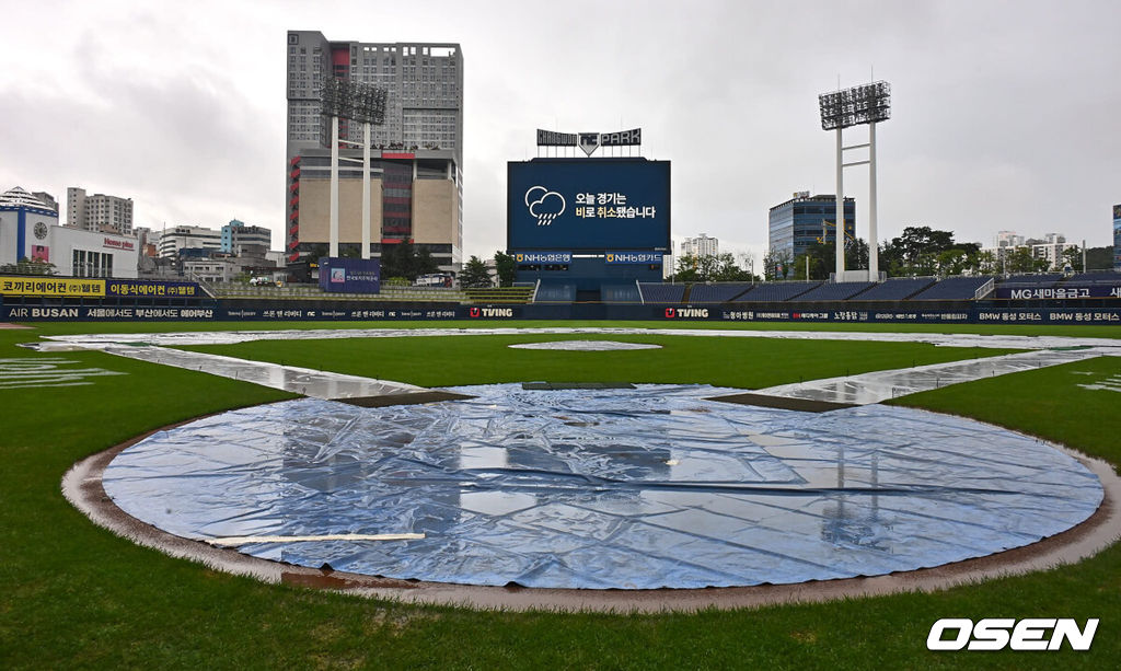 16일 창원NC파크에서 2024 신한 SOL 뱅크 KBO 리그 NC 다이노스와 한화 이글스의 경기가 열릴 예정이었다. 창원지역에 호우주의보가 내린 가운데 많은 비가 내리고 있다.창원NC파크 전광판에 ‘오늘 경기는 비로 취소됐습니다.’라며 우천 취소 알림이 나가고 있다. 2024.07.16 / foto0307@osen.co.kr