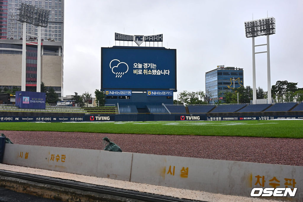 16일 창원NC파크에서 2024 신한 SOL 뱅크 KBO 리그 NC 다이노스와 한화 이글스의 경기가 열릴 예정이었다. 창원지역에 호우주의보가 내린 가운데 많은 비가 내리고 있다.창원NC파크 전광판에 ‘오늘 경기는 비로 취소됐습니다.’라며 우천 취소 알림이 나가고 있다. 2024.07.16 / foto0307@osen.co.kr