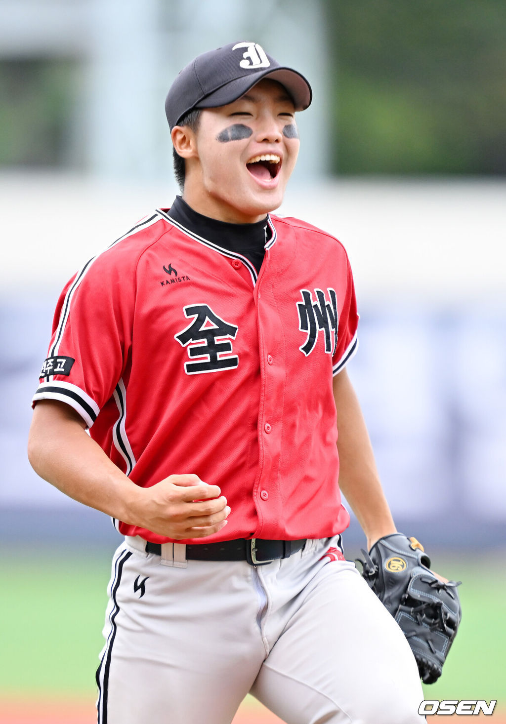 16일 오후 서울 목동구장에서 제79회 청룡기 전국고교야구선수권대회 겸 주말리그 왕중왕전 전주고와 마산용마고 결승전이 진행됐다.전주고는 이번이 첫 청룡기 결승 진출, 마산용마고는 44년 만에 다시 맞는 청룡기 결승이다.전주고 에이스 정우주가 1회말 1사 만루 위기에 구원 등판해 무실점으로 이닝을 마친 후 환호하고 있다.  2024.07.16  / rumi@osen.co.kr