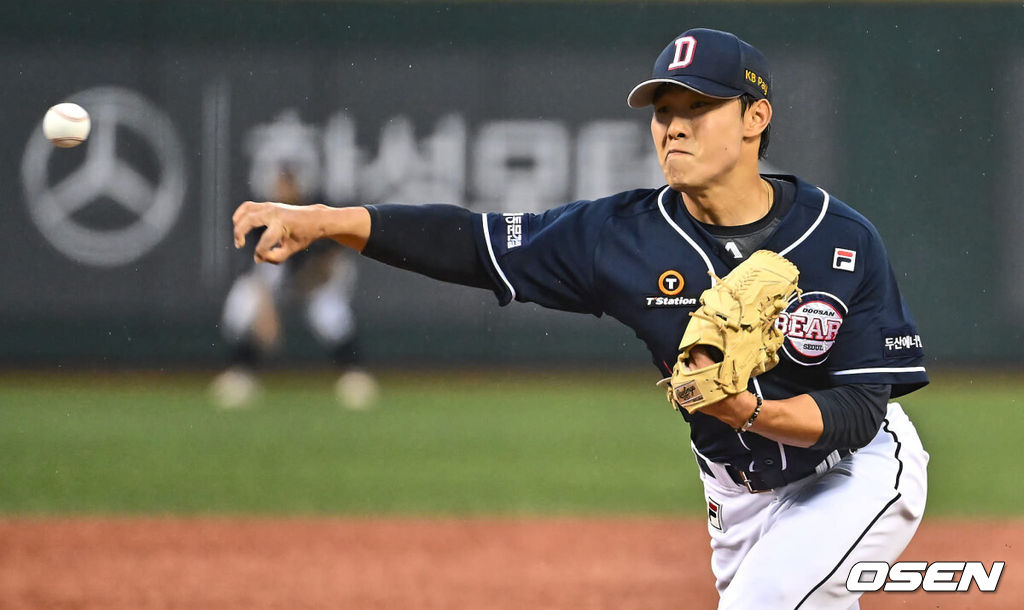 16일 울산 문수야구장에서 2024 신한 SOL 뱅크 KBO 리그 롯데 자이언츠와 두산 베어스의 경기가 열렸다. 홈팀 롯데는 반즈가 선발로 두산은 최원준이 선발로 나섰다.두산 베어스 선발 투수 최원준이 역투하고 있다. 2024.07.16 / foto0307@osen.co.kr