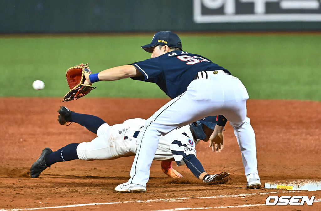 16일 울산 문수야구장에서 2024 신한 SOL 뱅크 KBO 리그 롯데 자이언츠와 두산 베어스의 경기가 열렸다. 홈팀 롯데는 반즈가 선발로 두산은 최원준이 선발로 나섰다.롯데 자이언츠 황성빈이 4회말 1사 1루 이정훈 대주자로 나와 투수 견제에 걸려 아웃되고 있다. 2024.07.16 / foto0307@osen.co.kr