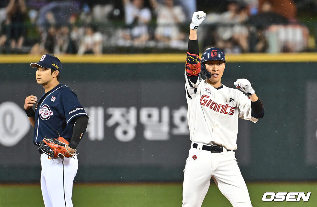 16일 울산 문수야구장에서 2024 신한 SOL 뱅크 KBO 리그 롯데 자이언츠와 두산 베어스의 경기가 열렸다. 홈팀 롯데는 반즈가 선발로 두산은 최원준이 선발로 나섰다.롯데 자이언츠 박승욱이 7회말 1사 1,2루 좌익수 왼쪽 1타점 2루타를 치고 세리머니를 하고 있다. 2024.07.16 / foto0307@osen.co.kr