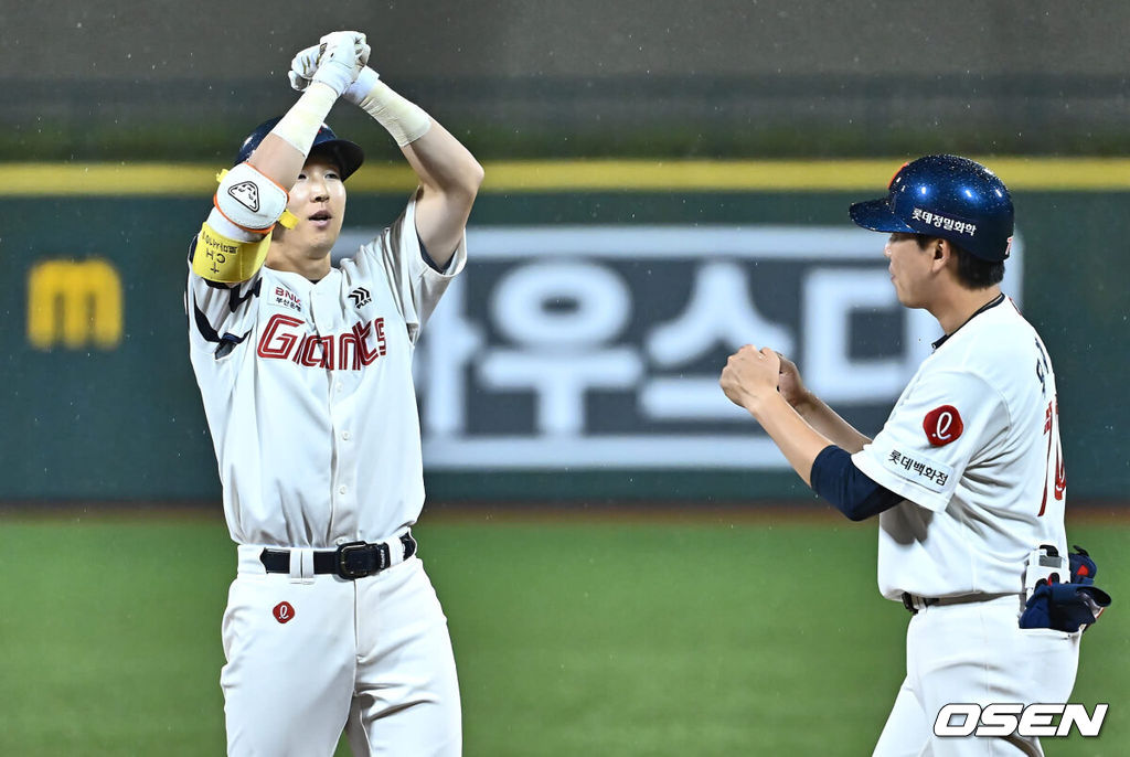 16일 울산 문수야구장에서 2024 신한 SOL 뱅크 KBO 리그 롯데 자이언츠와 두산 베어스의 경기가 열렸다. 홈팀 롯데는 반즈가 선발로 두산은 최원준이 선발로 나섰다.롯데 자이언츠 최항이 7회말 1사 2,3루 우익수 앞 2타점 안타를 치고 세리머니를 하고 있다. 2024.07.16 / foto0307@osen.co.kr