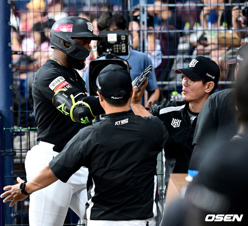 16일 오후 서울 고척스카이돔에서 ‘2024 신한은행 SOL Bank KBO리그’ 키움 히어로즈와 KT 위즈의 경기가 열렸다.홈팀 키움은 후라도, 방문팀 KT는 벤자민을 선발로 내세웠다.7회초 1사 주자없는 상황 KT 로하스가 달아나는 중월 솔로포를 날리고 이강철 감독과 인사를 나누고 있다. 2024.07.16 / dreamer@osen.co.kr