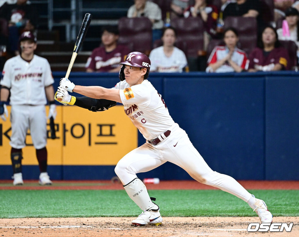 16일 오후 서울 고척스카이돔에서 ‘2024 신한은행 SOL Bank KBO리그’ 키움 히어로즈와 KT 위즈의 경기가 열렸다.홈팀 키움은 후라도, 방문팀 KT는 벤자민을 선발로 내세웠다.8회말 1사 3루 상황 키움 송성문이 추격의 1타점 적시타를 날리고 있다. 2024.07.16 / dreamer@osen.co.kr