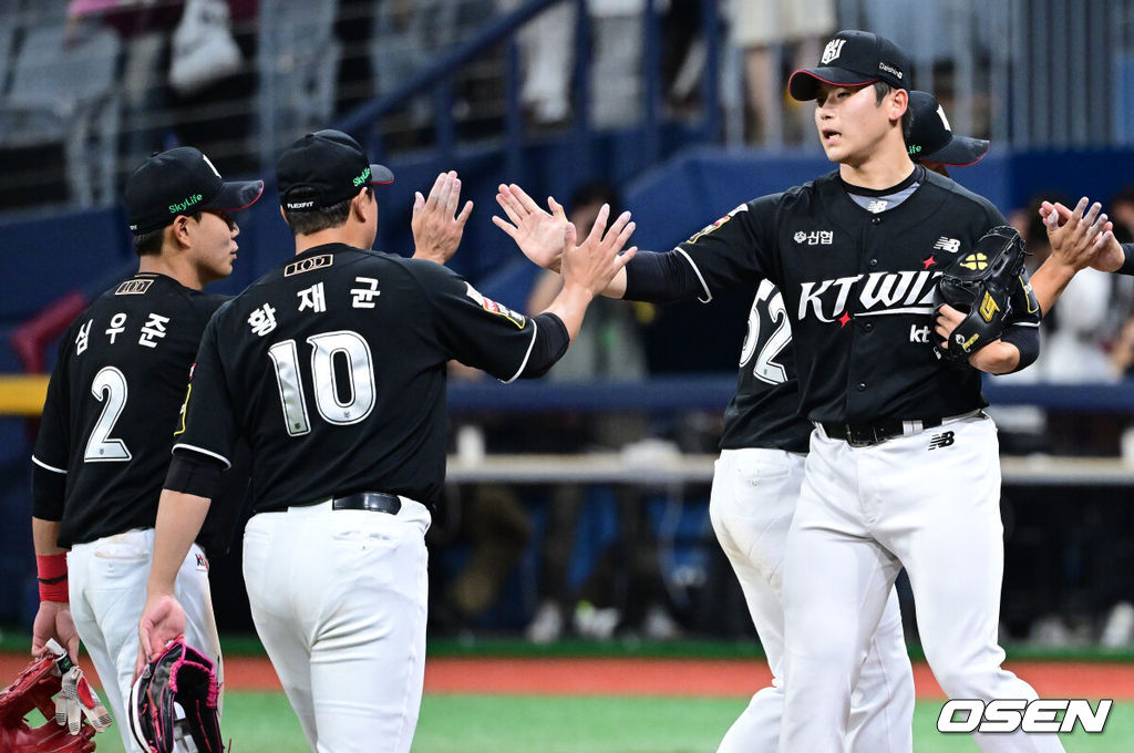 16일 오후 서울 고척스카이돔에서 ‘2024 신한은행 SOL Bank KBO리그’ 키움 히어로즈와 KT 위즈의 경기가 열렸다.이날 경기는 방문팀 KT가 4-3으로 승리하며 3연승을 내달렸다.경기를 마무리지은 KT 박영현이 동료들과 하이파이브를 나누고 있다. 2024.07.16 / dreamer@osen.co.kr