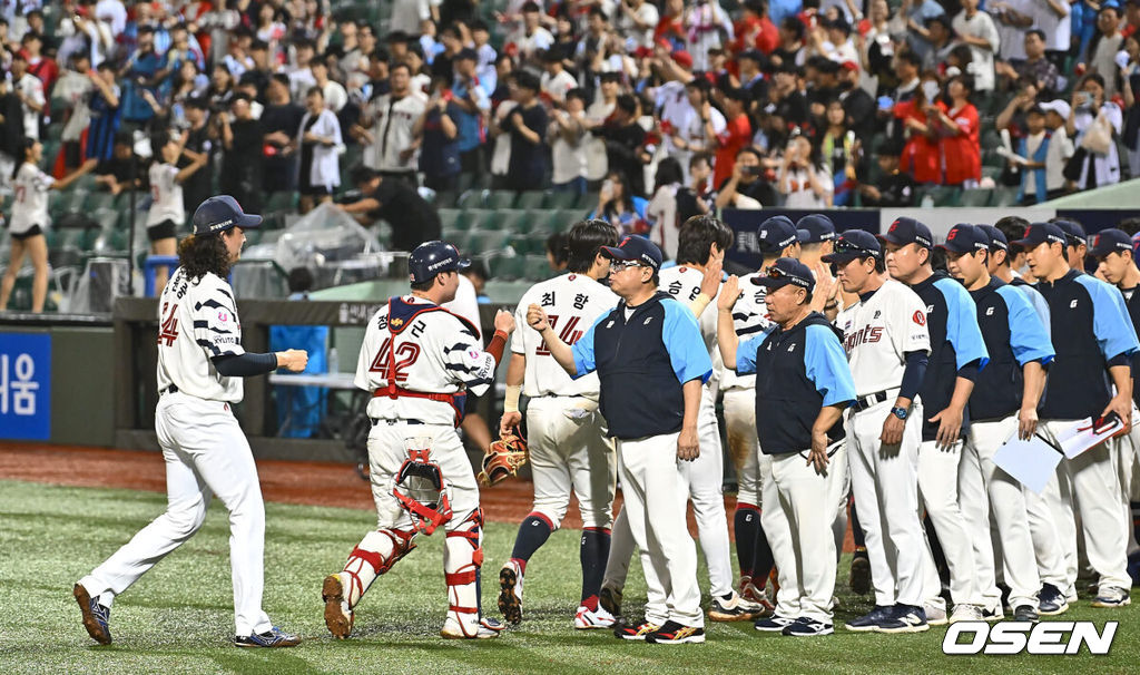 16일 울산 문수야구장에서 2024 신한 SOL 뱅크 KBO 리그 롯데 자이언츠와 두산 베어스의 경기가 열렸다. 홈팀 롯데는 반즈가 선발로 두산은 최원준이 선발로 나섰다.롯데 자이언츠 김태형 감독과 코치들이 두산 베어스에 4-0으로 승리한 후 선수들과 기쁨을 나누고 있다. 2024.07.16 / foto0307@osen.co.kr