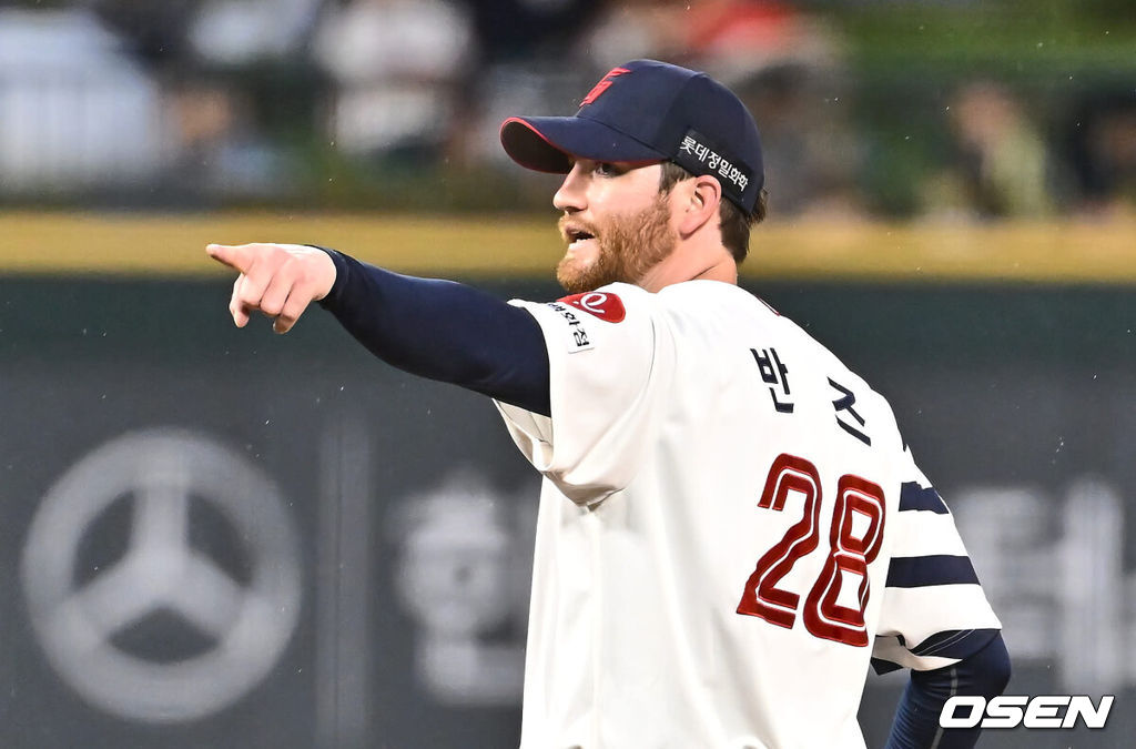 16일 울산 문수야구장에서 2024 신한 SOL 뱅크 KBO 리그 롯데 자이언츠와 두산 베어스의 경기가 열렸다. 홈팀 롯데는 반즈가 선발로 두산은 최원준이 선발로 나섰다.롯데 자이언츠 반즈가 3회초 1사 두산 베어스 정수빈의 스윙에 돌았다는 표시를 있다. 2024.07.16 / foto0307@osen.co.kr