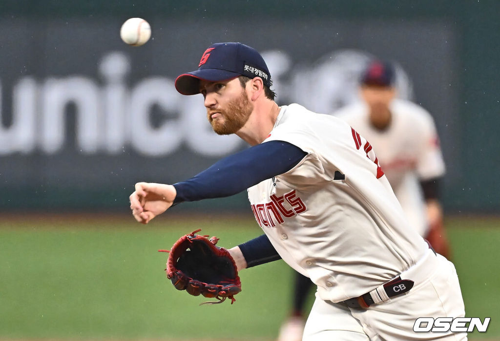 16일 울산 문수야구장에서 2024 신한 SOL 뱅크 KBO 리그 롯데 자이언츠와 두산 베어스의 경기가 열렸다. 홈팀 롯데는 반즈가 선발로 두산은 최원준이 선발로 나섰다.롯데 자이언츠 선발 투수 반즈가 역투하고 있다. 2024.07.16 / foto0307@osen.co.kr