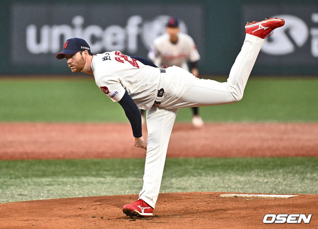 16일 울산 문수야구장에서 2024 신한 SOL 뱅크 KBO 리그 롯데 자이언츠와 두산 베어스의 경기가 열렸다. 홈팀 롯데는 반즈가 선발로 두산은 최원준이 선발로 나섰다.롯데 자이언츠 선발 투수 반즈가 역투하고 있다. 2024.07.16 / foto0307@osen.co.kr