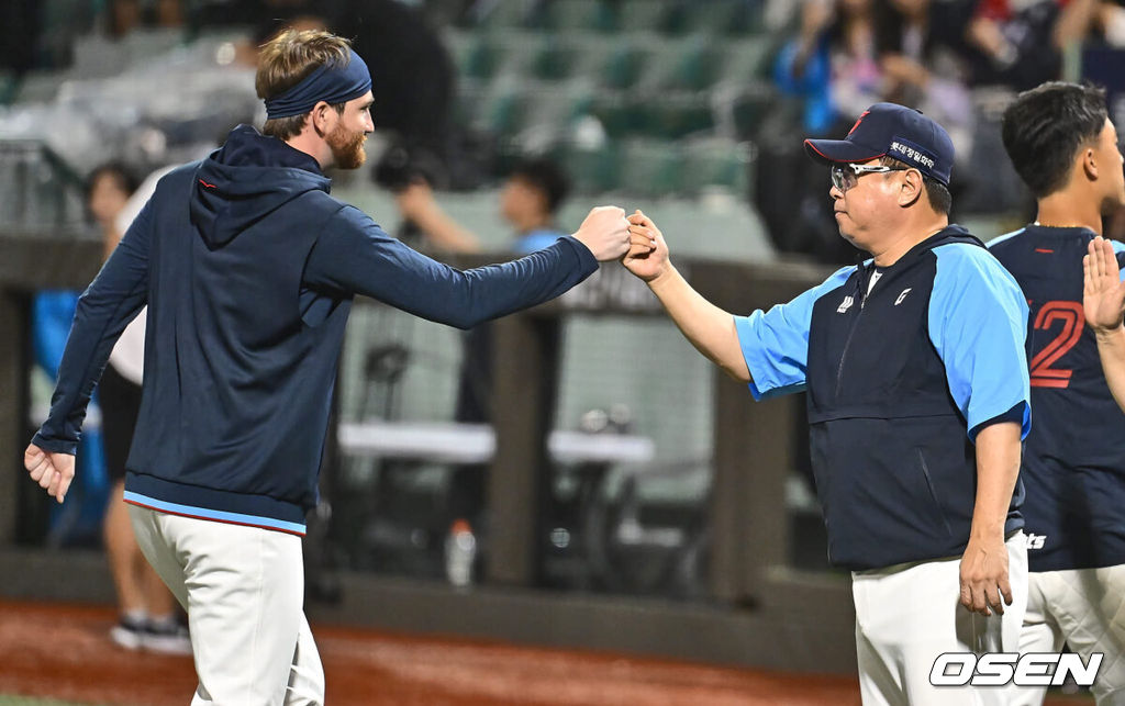 16일 울산 문수야구장에서 2024 신한 SOL 뱅크 KBO 리그 롯데 자이언츠와 두산 베어스의 경기가 열렸다. 홈팀 롯데는 반즈가 선발로 두산은 최원준이 선발로 나섰다.롯데 자이언츠 김태형 감독이 두산 베어스에 4-0으로 승리한 후 반즈와 기쁨을 나누고 있다. 2024.07.16 / foto0307@osen.co.kr