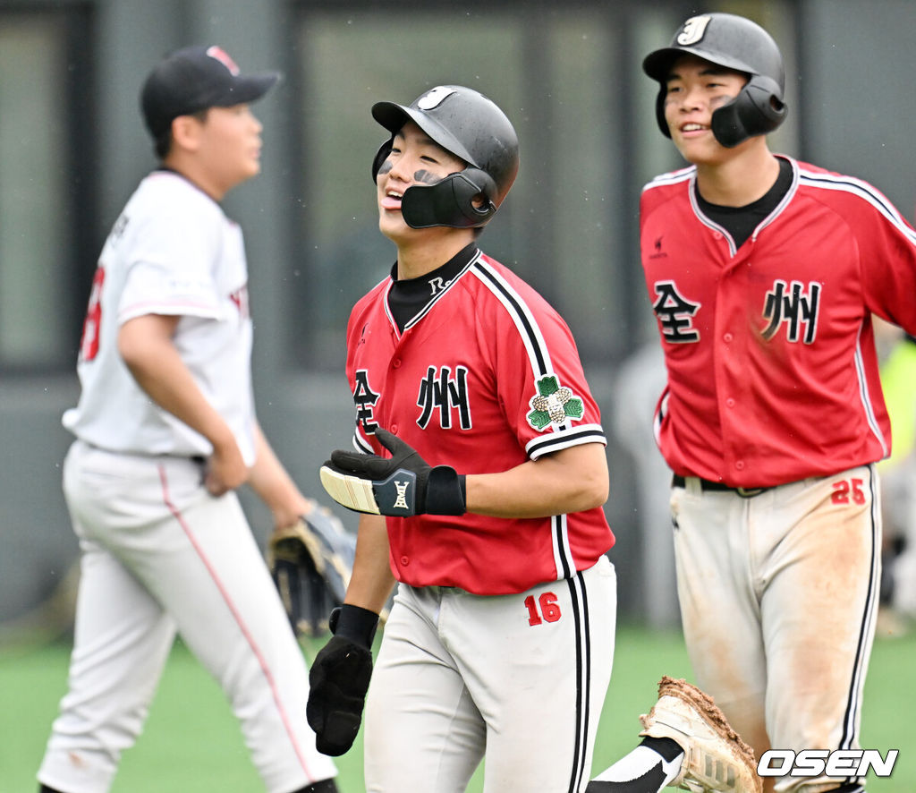 16일 오후 서울 목동구장에서 제79회 청룡기 전국고교야구선수권대회 겸 주말리그 왕중왕전 전주고와 마산용마고 결승전이 진행됐다.전주고는 이번이 첫 청룡기 결승 진출, 마산용마고는 44년 만에 다시 맞는 청룡기 결승이다.6회초 1사 주자 만루 전주고 최윤석의 좌익수 앞 2타점 적시타때 정우주와 김유빈이 홈을 밟으며 기뻐하고 있다. 2024.07.16  / rumi@osen.co.kr