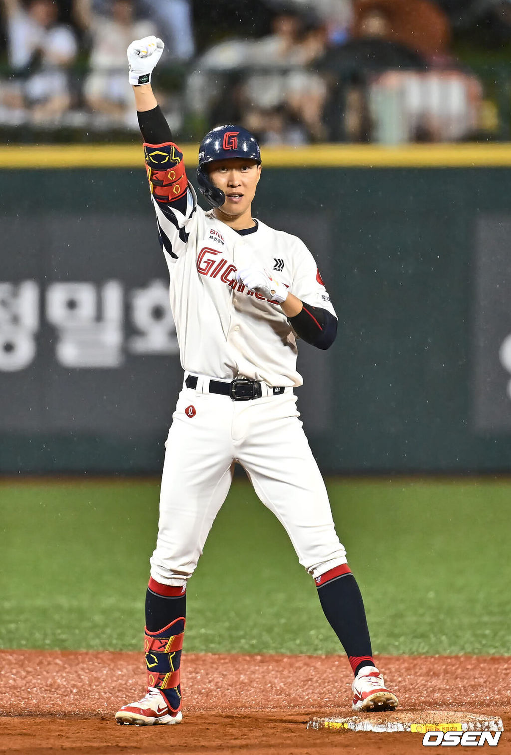 16일 울산 문수야구장에서 2024 신한 SOL 뱅크 KBO 리그 롯데 자이언츠와 두산 베어스의 경기가 열렸다. 홈팀 롯데는 반즈가 선발로 두산은 최원준이 선발로 나섰다.롯데 자이언츠 박승욱이 7회말 1사 1,2루 좌익수 왼쪽 1타점 2루타를 치고 세리머니를 하고 있다. 2024.07.16 / foto0307@osen.co.kr