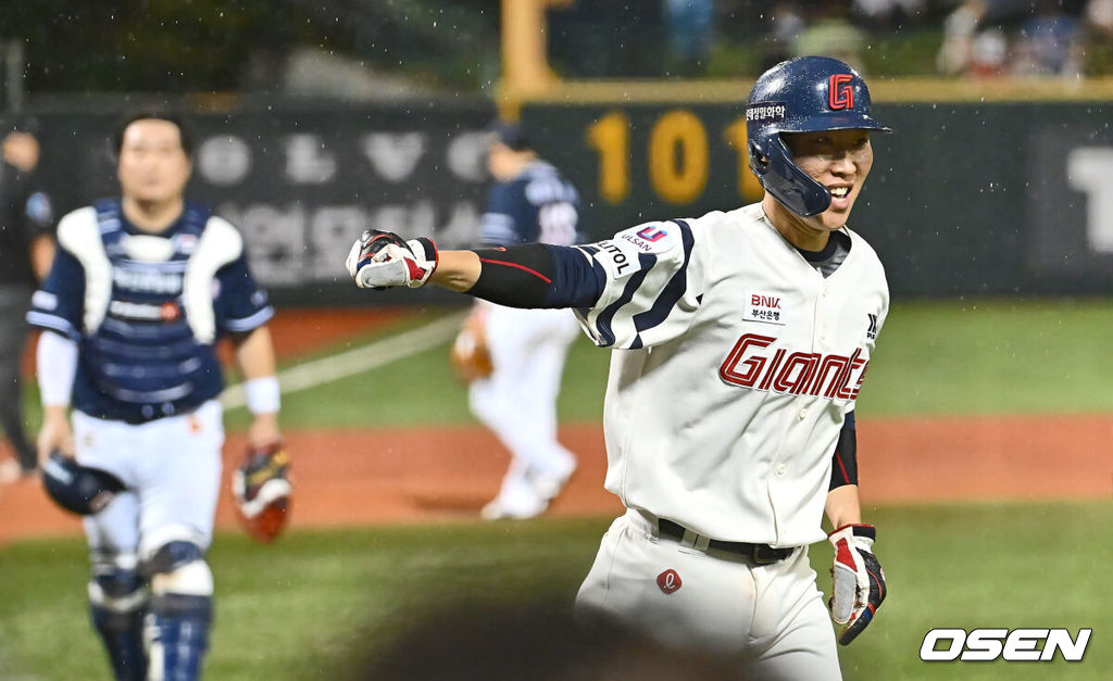 16일 울산 문수야구장에서 2024 신한 SOL 뱅크 KBO 리그 롯데 자이언츠와 두산 베어스의 경기가 열렸다. 홈팀 롯데는 반즈가 선발로 두산은 최원준이 선발로 나섰다.롯데 자이언츠 박승욱이 7회말 1사 2,3루 최항의 우익수 앞 2타점 안타 때 득점을 올리고 기뻐하고 있다. 2024.07.16 / foto0307@osen.co.kr