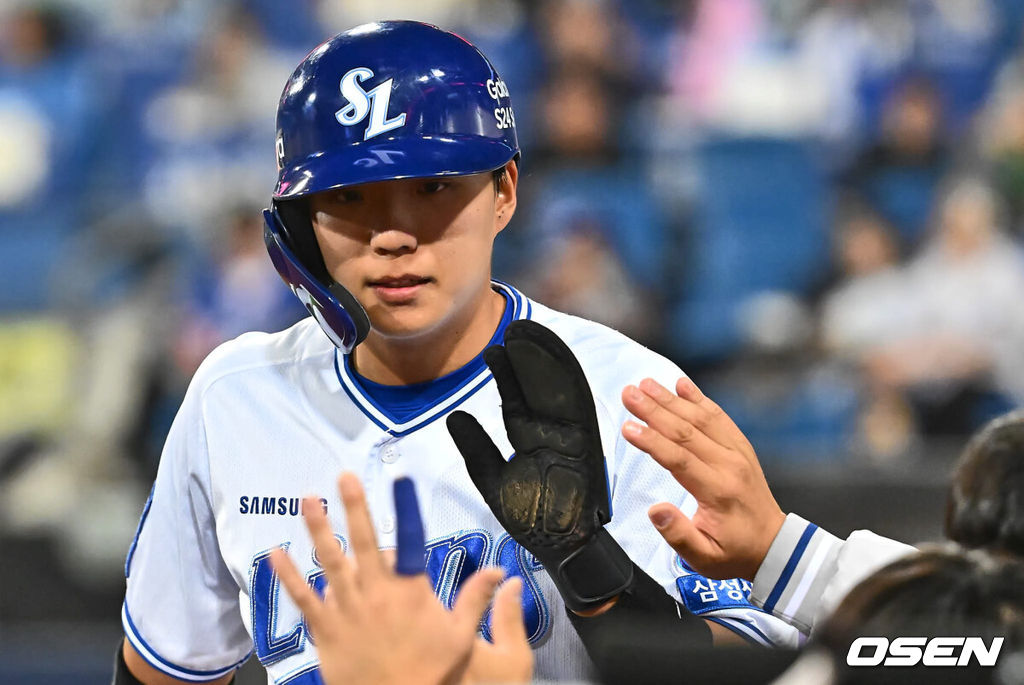 2일 대구 삼성라이온즈파크에서 2024 신한 SOL 뱅크 KBO 리그 삼성 라이온즈와 키움 히어로즈의 경기가 열렸다. 7년 차 우완 김선기를 선발로 내세운 키움 히어로즈와 시즌 첫 맞대결 벌이는 삼성 라이온즈는 ‘푸른피 에이스’ 원태인을 선발로 올렸다.삼성 라이온즈 김현준이 8회말 2사 2, 3루 구자욱의 2타점 우중간 가르는 적시 2루타 때 득점을 올리고 하이파이브를 하고 있다. 2024.04.02 / foto0307@osen.co.kr