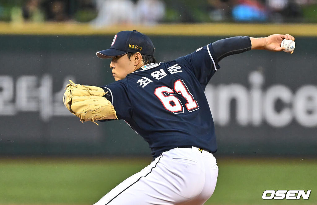 16일 울산 문수야구장에서 2024 신한 SOL 뱅크 KBO 리그 롯데 자이언츠와 두산 베어스의 경기가 열렸다. 홈팀 롯데는 반즈가 선발로 두산은 최원준이 선발로 나섰다.두산 베어스 선발 투수 최원준이 역투하고 있다. 2024.07.16 / foto0307@osen.co.kr