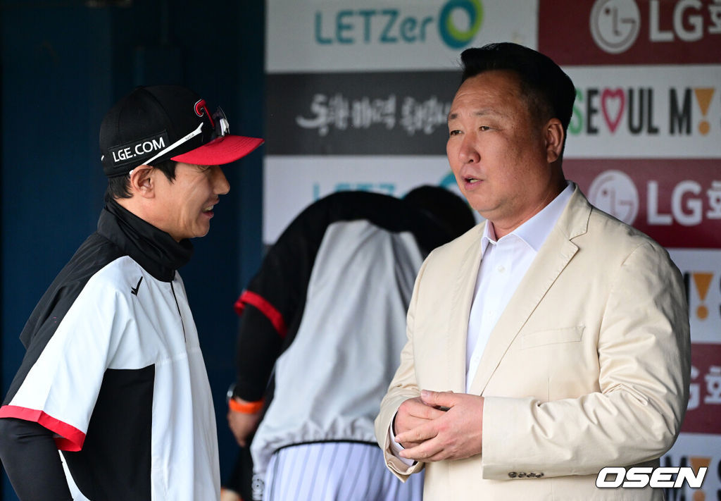 LG 염경엽 감독과 차명석 단장이 이야기를 나누고 있다. 2024.05.24 / jpnews@osen.co.kr