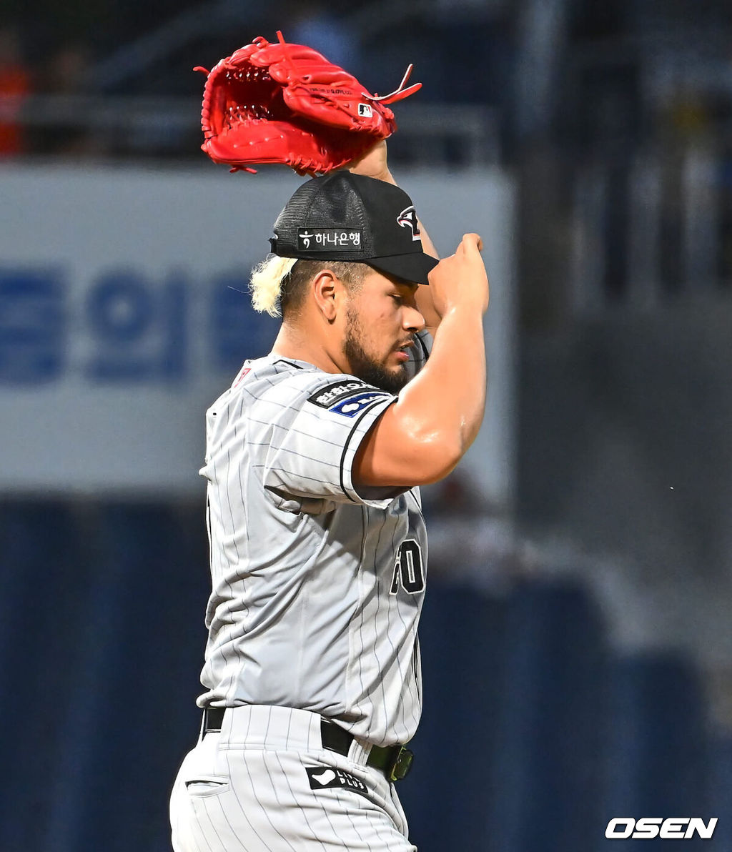 17일 창원NC파크에서 2024 신한 SOL 뱅크 KBO 리그 NC 다이노스와 한화 이글스의 경기가 열렸다. 홈팀 NC는 카스타노가 방문팀 한화는 바리아가 선발 출전했다. 한화 이글스 바리아가 4회말 무사 NC 다이노스 김휘집에게 안타를 맞고 아쉬워하고 있다. 2024.07.17 / foto0307@osen.co.kr