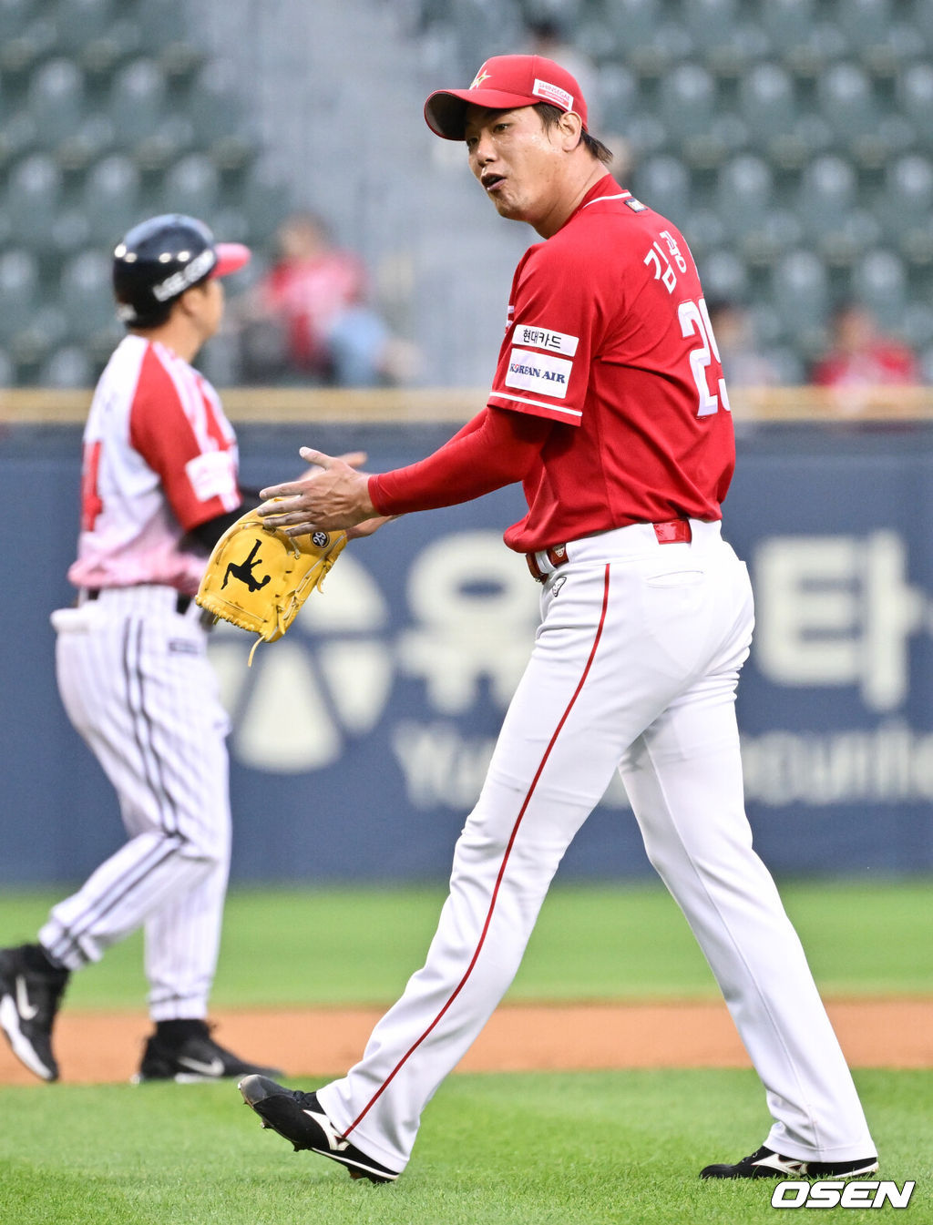 17일 서울 송파구 잠실야구장에서 ‘2024 신한 SOL Bank KBO리그’ LG트윈스와 SSG랜더스의 경기가 열렸다.이날 홈팀 LG는 엔스를, 방문팀 SSG은 김광현을 선발투수로 내세웠다.1회말 2사 1루 LG 김범을 뜬공으로 돌려세운 SSG 선발 김광현에 더그아웃으로 향하며 포수 이지영과 대화를 하고 있다. 2024.07.17 /cej@osen.co.kr