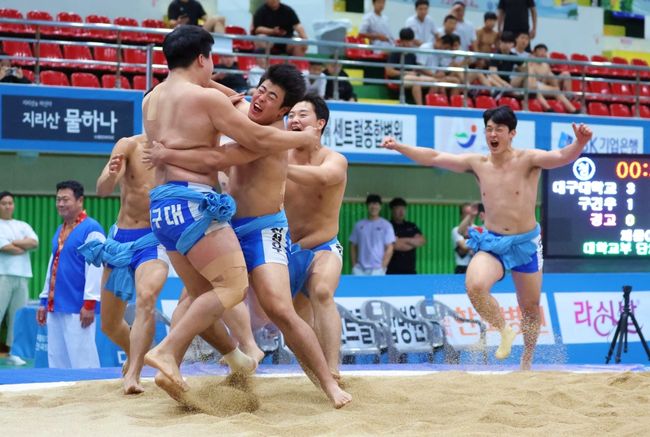 대구대가 17일 전라도 장흥군 장흥실내체육관에서 열린 ‘제61회 대통령기전국장사씨름대회’에서 인하대를 최종스코어 4-3으로 물리치고 올 시즌 첫 단체전 우승을 차지했다. / 대한씨름협회