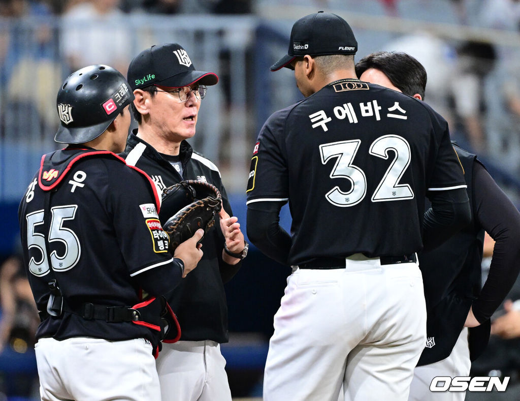 17일 오후 서울 고척스카이돔에서 ‘2024 신한은행 SOL Bank KBO리그’ 키움 히어로즈와 KT 위즈의 경기가 열렸다.이날 홈팀 키움은 헤이수스, 방문팀 KT는 쿠에바스를 선발투수로 내세운다.5회말 무사 1루 상황 KT 이강철 감독이 마운드를 방문해 선발 쿠에바스와 대화를 나누고 있다. 2024.07.17 / dreamer@osen.co.kr