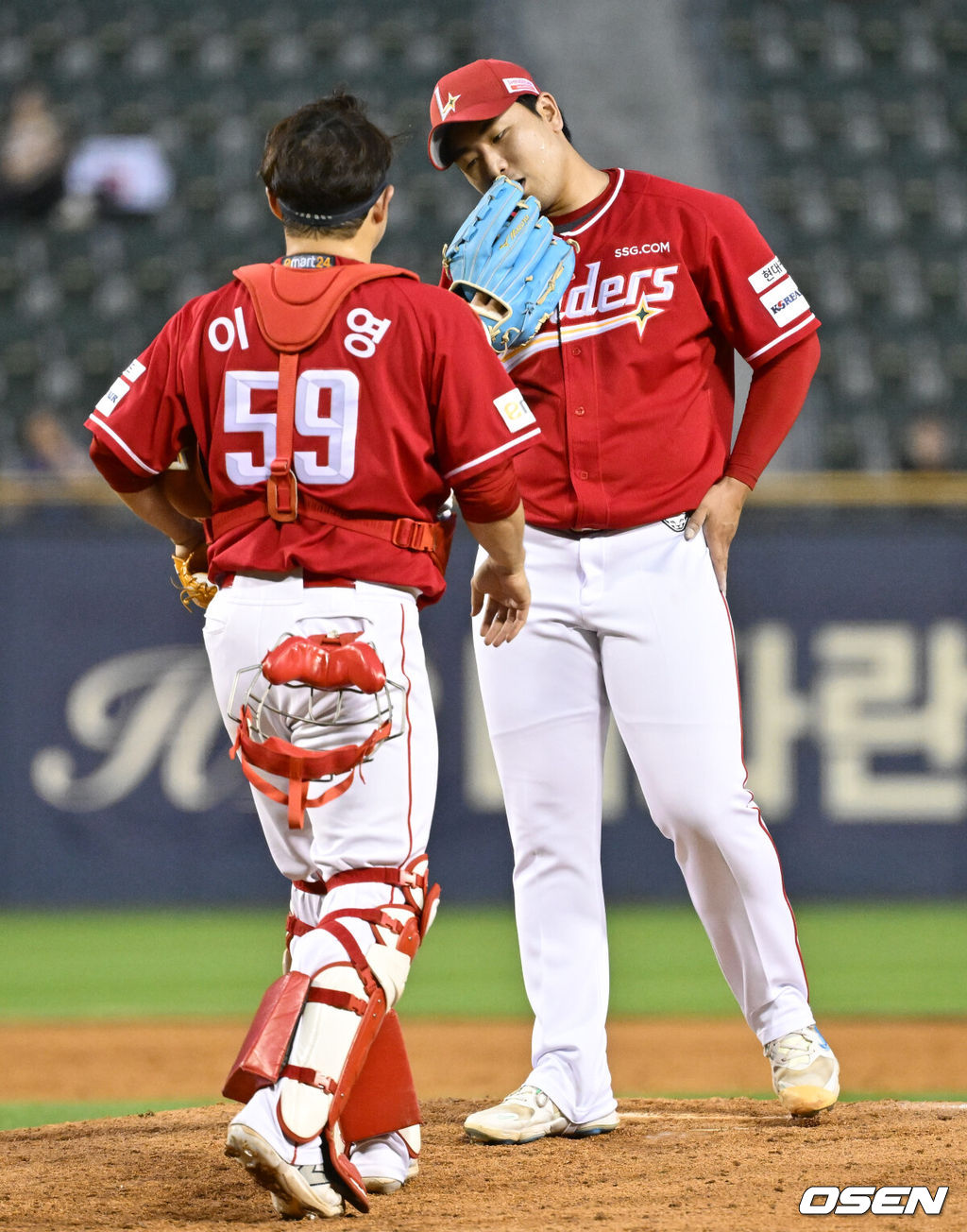 17일 서울 송파구 잠실야구장에서 ‘2024 신한 SOL Bank KBO리그’ LG트윈스와 SSG랜더스의 경기가 열렸다.이날 홈팀 LG는 엔스를, 방문팀 SSG은 김광현을 선발투수로 내세웠다.4회말 SSG 김택형이 포수 이지영과 대화를 나누고 있다. 2024.07.17 /cej@osen.co.kr