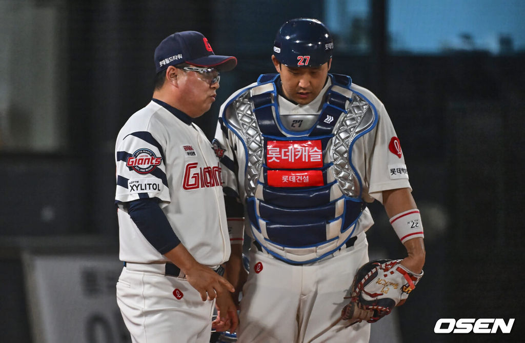 12일 부산 사직야구장에서 2024 신한 SOL 뱅크 KBO 리그 롯데 자이언츠와 SSG 랜더스의 더블헤더 2차전 경기가 열렸다. 홈팀 롯데는 김진욱이 시즌 2승에 도전하고 키움도 좌완 선발 이종민이 등판한다.롯데 자이언츠 김태형 감독이 7회초 무사 2루 키움 히어로즈 이원석 타석때 유강남과 얘기하고 있다. 2024.06.12 / foto0307@osen.co.kr