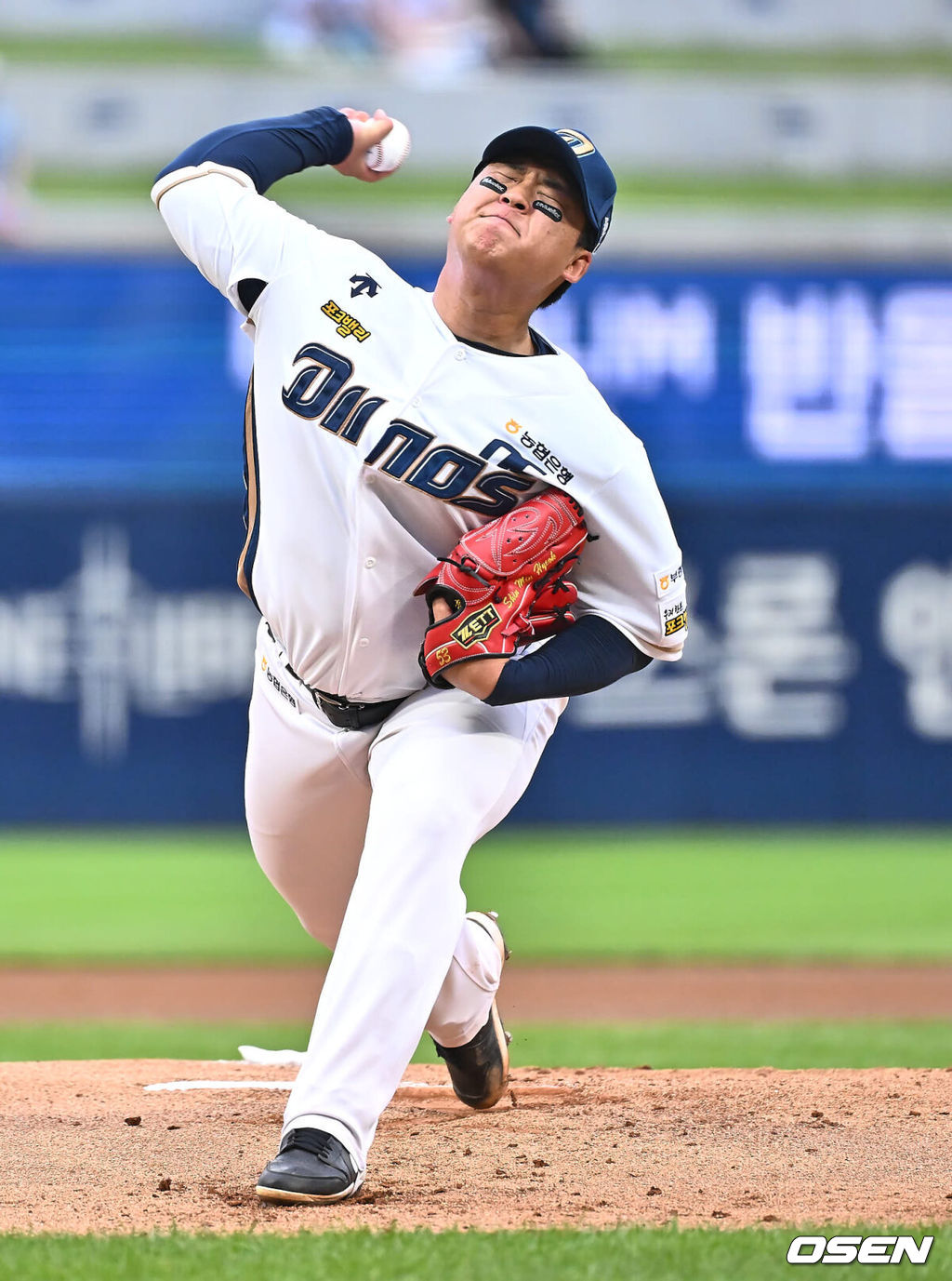 18일 창원NC파크에서 2024 신한 SOL 뱅크 KBO 리그 NC 다이노스와 한화 이글스의 경기가 열렸다. 홈팀 NC는 신민혁이 방문팀 한화는 류현진이 선발 출전했다. NC 다이노스 선발투수 신민혁이 역투하고 있다. 2024.07.18 / foto0307@osen.co.kr