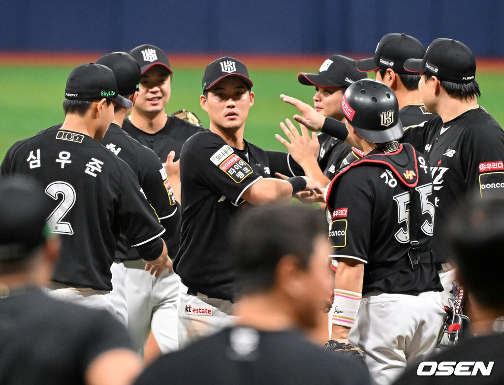 18일 오후 서울 고척스카이돔에서 ‘2024 신한은행 SOL Bank KBO리그’ 키움 히어로즈와 KT 위즈의 경기가 열렸다. 이 경기에서 KT는 배정대의 9회 2사 동점 만루 홈런과 문상철의 연장 결승 홈런에 힘입어 12-8로 승리했다.이로써 KT는 12일 사직 롯데전 이후 5연승을 달렸다. 반면 키움은 지난 12일 창원 NC전 이후 5연패에 빠졌다. 경기를 마치고 배정대가 동료들과 하이파이브를 하고 있다. 2024.07.18 / rumi@osen.co.kr