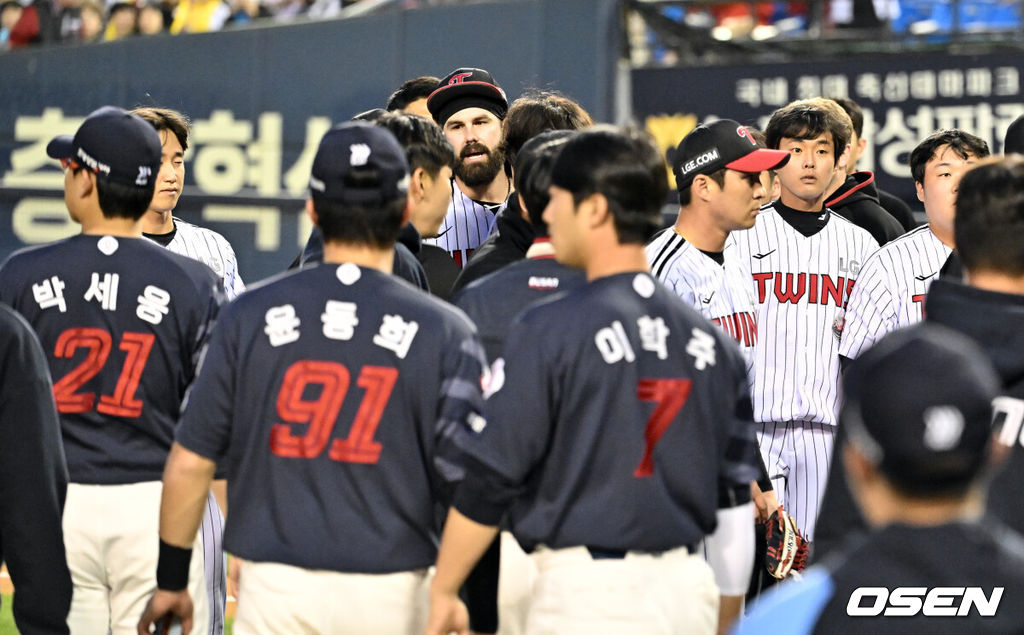 LG 트윈스와 롯데 자이언츠의 경기가 열렸다. 3회초 이닝이 끝난 후 공수교대시간에 롯데 황성빈과 LG 켈리의 신경전 속에서 벤치클리어링이 발생했다. 2024.04.18 /cej@osen.co.kr