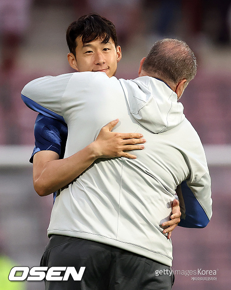 [사진] 포스테코글루 감독과 손흥민 ⓒGettyimages(무단전재 및 재배포 금지)