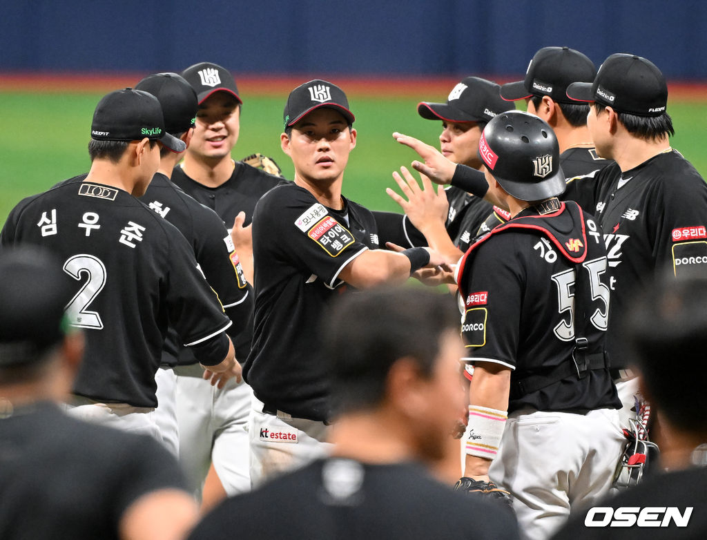 18일 오후 서울 고척스카이돔에서 ‘2024 신한은행 SOL Bank KBO리그’ 키움 히어로즈와 KT 위즈의 경기가 열렸다. 이 경기에서 KT는 배정대의 9회 2사 동점 만루 홈런과 문상철의 연장 결승 홈런에 힘입어 12-8로 승리했다.이로써 KT는 12일 사직 롯데전 이후 5연승을 달렸다. 반면 키움은 지난 12일 창원 NC전 이후 5연패에 빠졌다. 경기를 마치고 KT 배정대가 동료들과 하이파이브를 하고 있다. 2024.07.18 / rumi@osen.co.kr