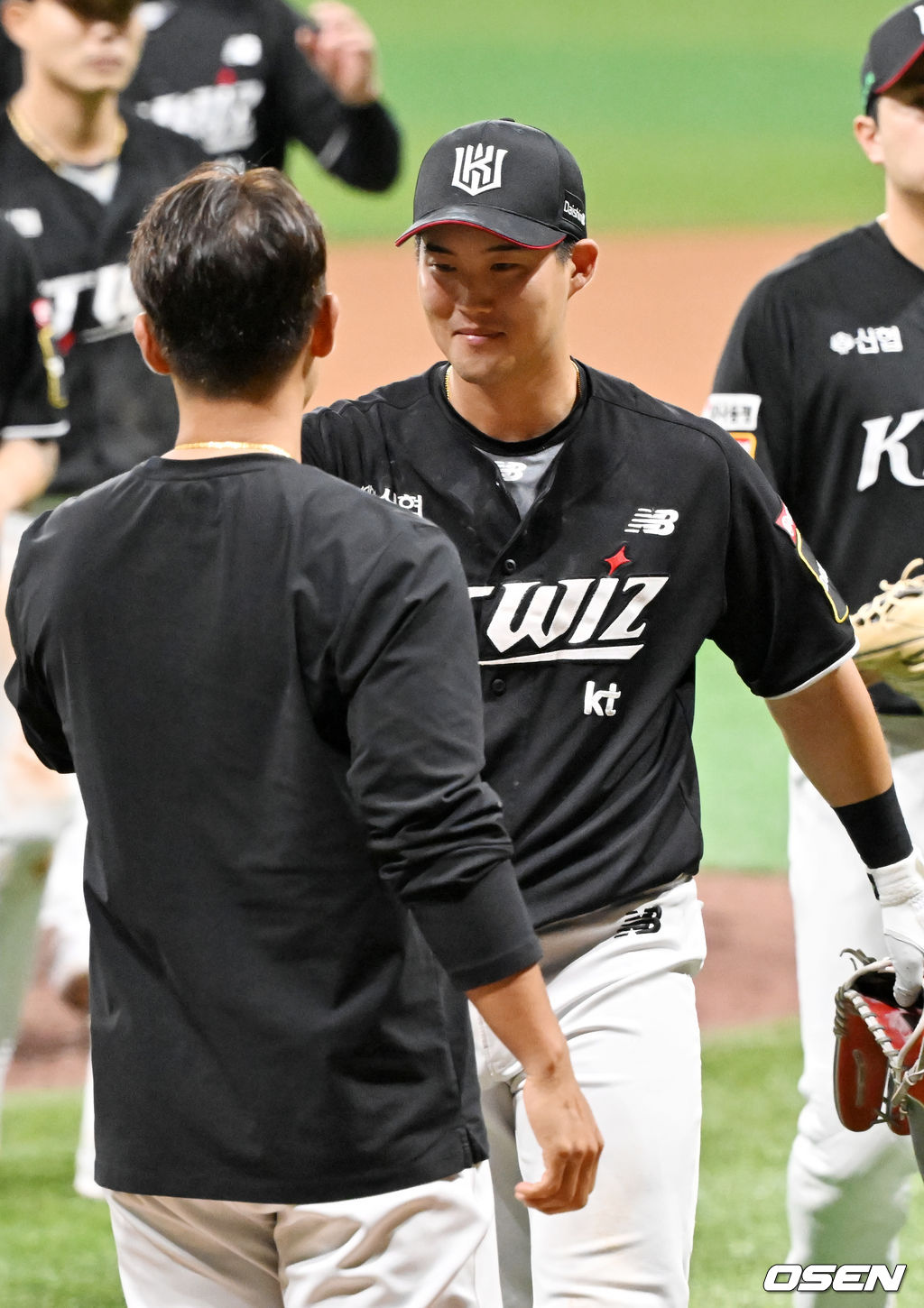 18일 오후 서울 고척스카이돔에서 ‘2024 신한은행 SOL Bank KBO리그’ 키움 히어로즈와 KT 위즈의 경기가 열렸다. 이 경기에서 KT는 배정대의 9회 2사 동점 만루 홈런과 문상철의 연장 결승 홈런에 힘입어 12-8로 승리했다.이로써 KT는 12일 사직 롯데전 이후 5연승을 달렸다. 반면 키움은 지난 12일 창원 NC전 이후 5연패에 빠졌다. 경기를 마치고 배정대가 동료들과 하이파이브를 하고 있다. 2024.07.18 / rumi@osen.co.kr