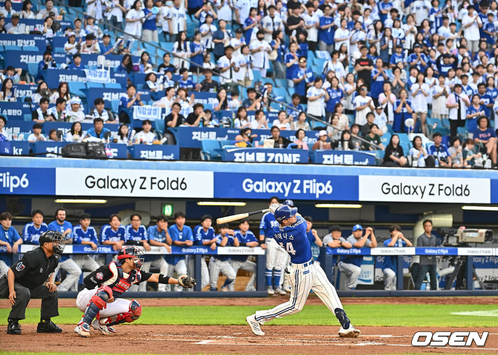 19일 대구삼성라이온즈파크에서 2024 신한 SOL 뱅크 KBO 리그 삼성 라이온즈와 롯데 자이언츠의 경기가 열렸다. 홈팀 삼성은 백정현이 방문팀 롯데는 김진욱이 선발 출전했다. 삼성 라이온즈 새 외국인 선수 카데나스가 KBO리그 첫 타석에서 힘찬 타격을 하고 있다. 2024.07.19 / foto0307@osen.co.kr