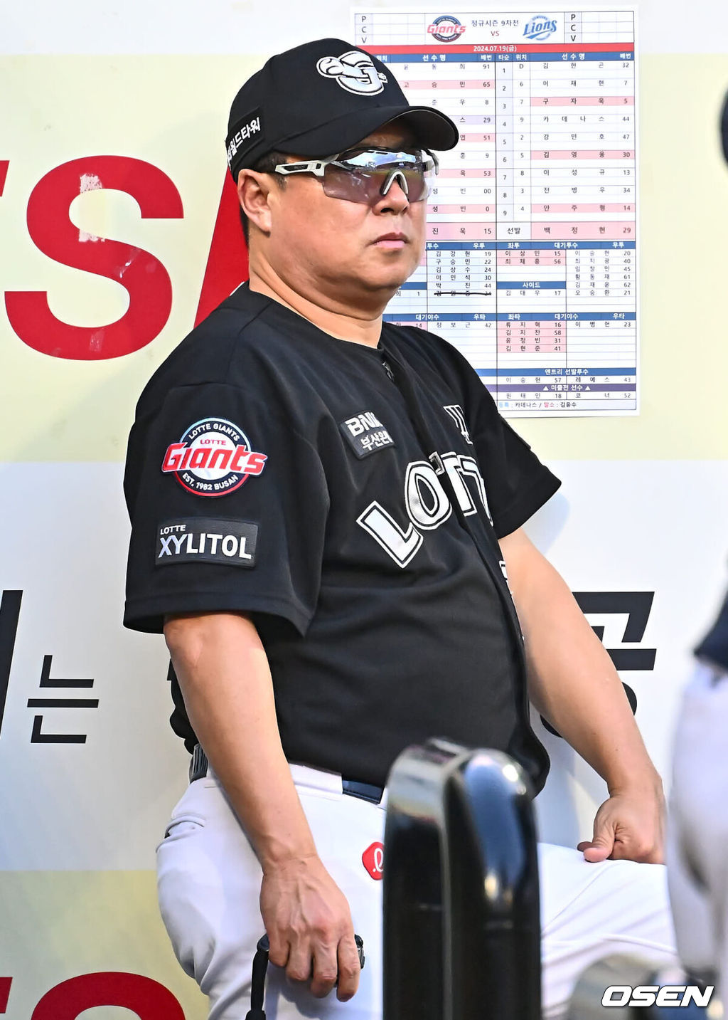 19일 대구삼성라이온즈파크에서 2024 신한 SOL 뱅크 KBO 리그 삼성 라이온즈와 롯데 자이언츠의 경기가 열렸다. 홈팀 삼성은 백정현이 방문팀 롯데는 김진욱이 선발 출전했다. 롯데 자이언츠 김태형 감독이 경기를 지켜보고 있다. 2024.07.19 / foto0307@osen.co.kr