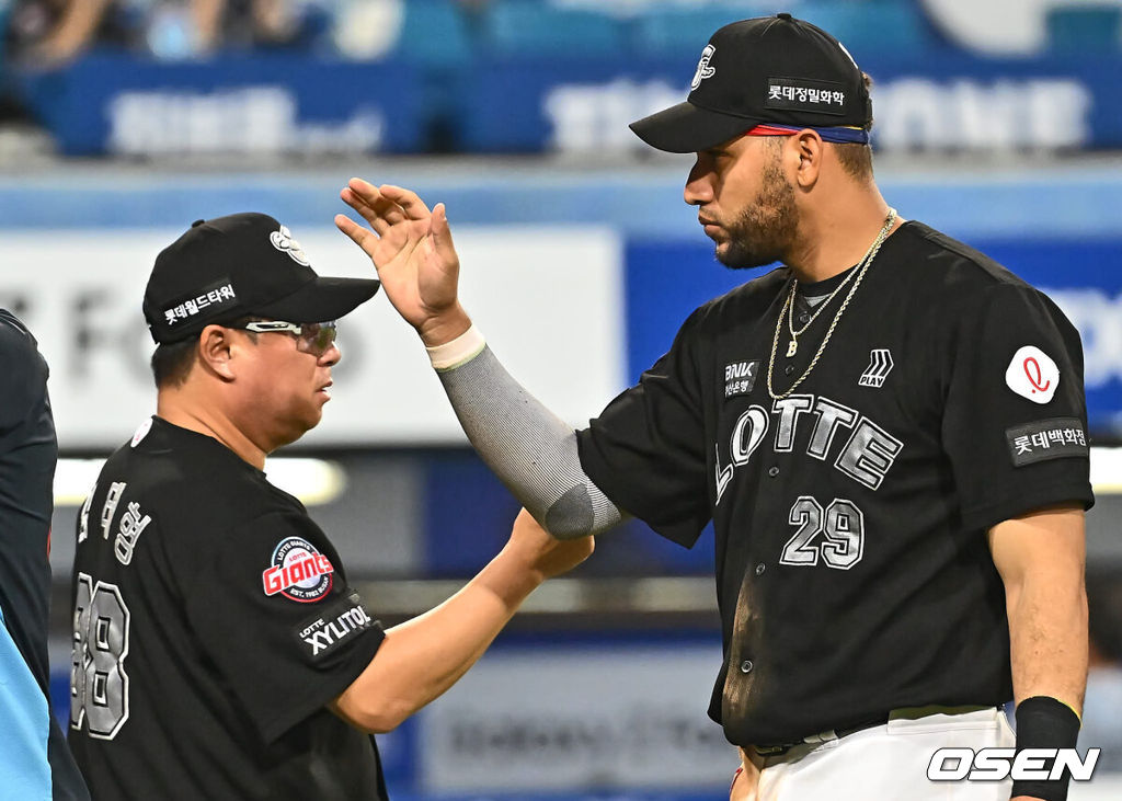 19일 대구삼성라이온즈파크에서 2024 신한 SOL 뱅크 KBO 리그 삼성 라이온즈와 롯데 자이언츠의 경기가 열렸다. 홈팀 삼성은 백정현이 방문팀 롯데는 김진욱이 선발 출전했다. 롯데 자이언츠 김태형 감독이 삼성 라이온즈에 10-6으로 승리한 후 레이예스와 기쁨을 나누고 있다. 2024.07.19 / foto0307@osen.co.kr