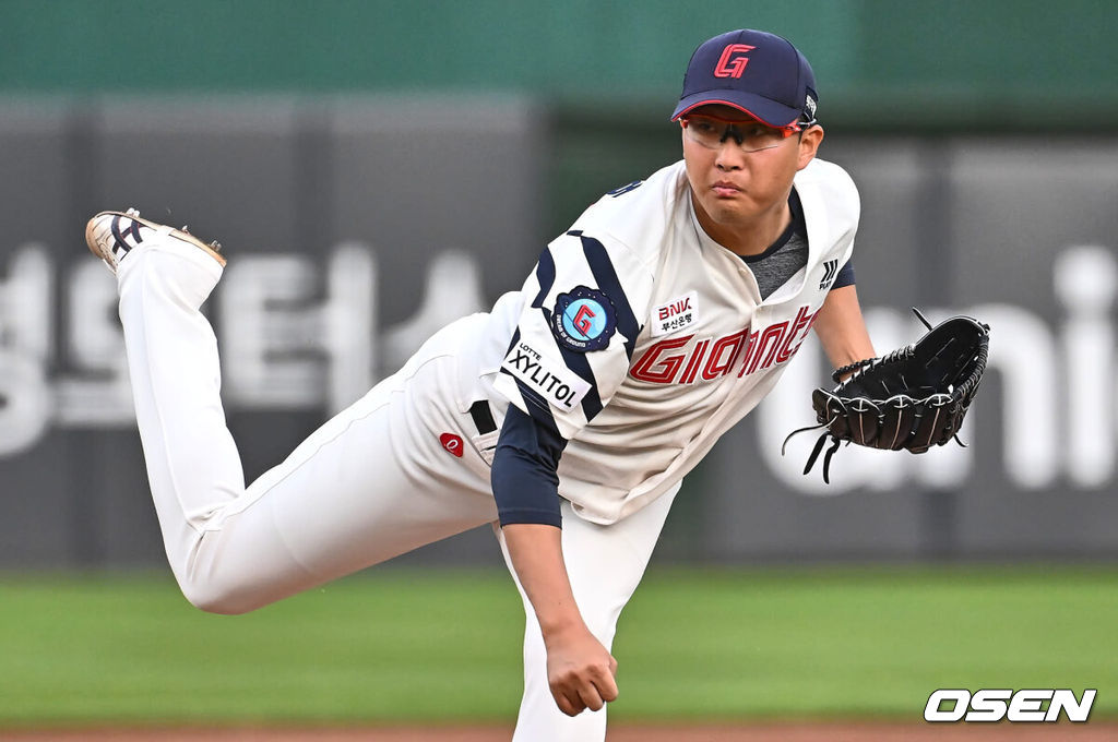 22일 부산 사직야구장에서 2024 신한 SOL 뱅크 KBO 리그 롯데 자이언츠와 KIA 타이거즈의 경기가 열렸다. 1차전을 승리한 롯데는 박세웅을 선발로 내세워 위닝시리즈를 노리고 역전패 당한 KIA는 롯데를 상대로 올시즌 첫 등판하는 윤영철을 선발로 내세워 분위기 반전을 노린다.롯데 자이언츠 선발 투수 박세웅이 역투하고 있다. 2024.05.22 / foto0307@osen.co.kr