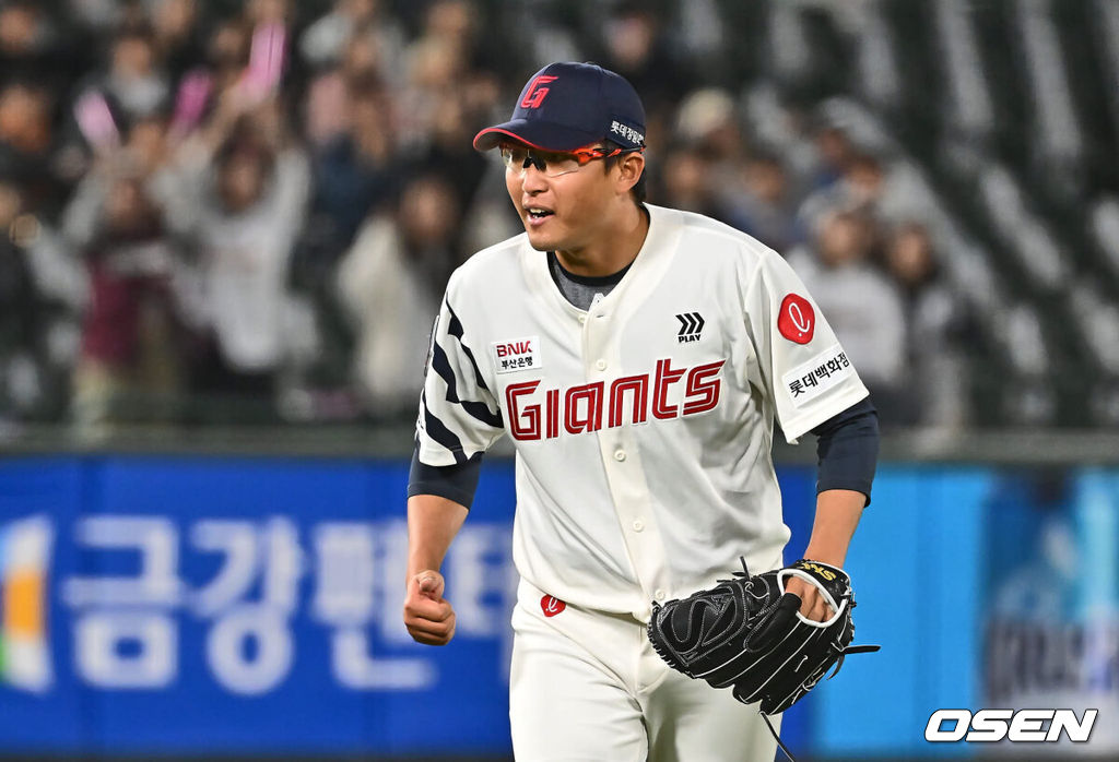 1일 부산 사직구장에서 2024 신한 SOL 뱅크 KBO 리그 롯데 자이언츠와 키움 히어로즈의 경기가 열렸다. 4연패에 빠진 롯데는 안경 에이스 박세웅이 선발로 나와 분위기 반전을 노리고 7연패를 탈출한 키움은 이종민이 선발로 등판했다.롯데 자이언츠 선발 투수 박세웅이 6회초 1사 만루 키움 히어로즈 변상권을 2루수 병살로 잡고 환호하고 있다. 2024.05.01 / foto0307@osen.co.kr