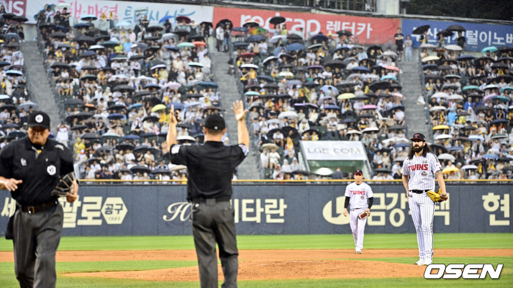 20일 서울 송파구 잠실야구장에서 ‘2024 신한 SOL Bank KBO리그’ LG트윈스와 두산 베어스의 경기가 열렸다.홈팀 LG는 켈리를, 방문팀 두산은 발라조빅을 선발로 내세웠다.3회초 2사 2루 LG가 6-0으로 앞선 상황, 우천으로 경기가 중단되고 있다. 2024.07.20 /cej@osen.co.kr