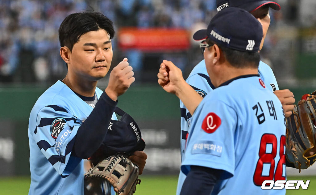 9일 부산 사직야구장에서 2024 신한 SOL 뱅크 KBO 리그 롯데 자이언츠와 SSG 랜더스의 더블헤더 2차전 경기가 열렸다. 홈팀 롯데는 윌커슨을 더블헤더 2차전 선발로, SSG는 송영진을 선발로 내세웠다.롯데 자이언츠 손호영이 SSG 랜더스와의 더블헤더 2차전에서 5-3으로 승리한 후 김태형 감독과 기쁨을 나누고 있다. 2024.06.09 / foto0307@osen.co.kr