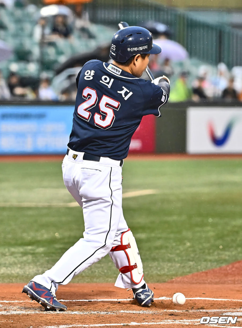 16일 울산 문수야구장에서 2024 신한 SOL 뱅크 KBO 리그 롯데 자이언츠와 두산 베어스의 경기가 열렸다. 홈팀 롯데는 반즈가 선발로 두산은 최원준이 선발로 나섰다.두산 베어스 양의지가 2회초 자신의 타구에 발을 맞고 있다. 2024.07.16 / foto0307@osen.co.kr