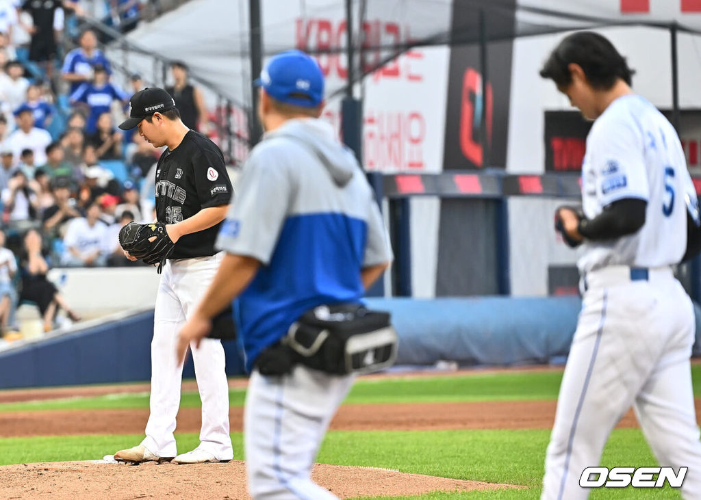 20일 대구삼성라이온즈파크에서 2024 신한 SOL 뱅크 KBO 리그 삼성 라이온즈와 롯데 자이언츠의 경기가 열렸다. 홈팀 삼성은 원태인이 방문팀 롯데는 이인복이 선발 출전했다. 삼성 라이온즈 구자욱이 3회말 1사 롯데 자이언츠 이인복의 투구에 맞고 교체되고 있다. 2024.07.20 / foto0307@osen.co.kr