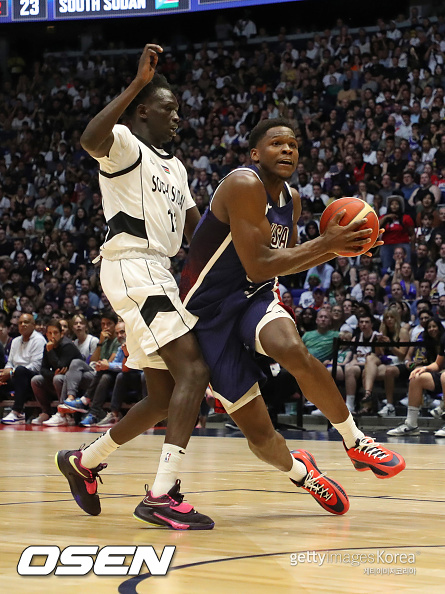 LONDON, ENGLAND - JULY 20: Anthony Edwards of USA and Jackson Makoi of South Sudan during the 2024 USA Basketball Showcase match between USA and South Sudan at The O2 Arena on July 20, 2024 in London, England. (Photo by Henry Browne/Getty Images) *** Local Caption ***Anthony Edwards;Jackson Makoi