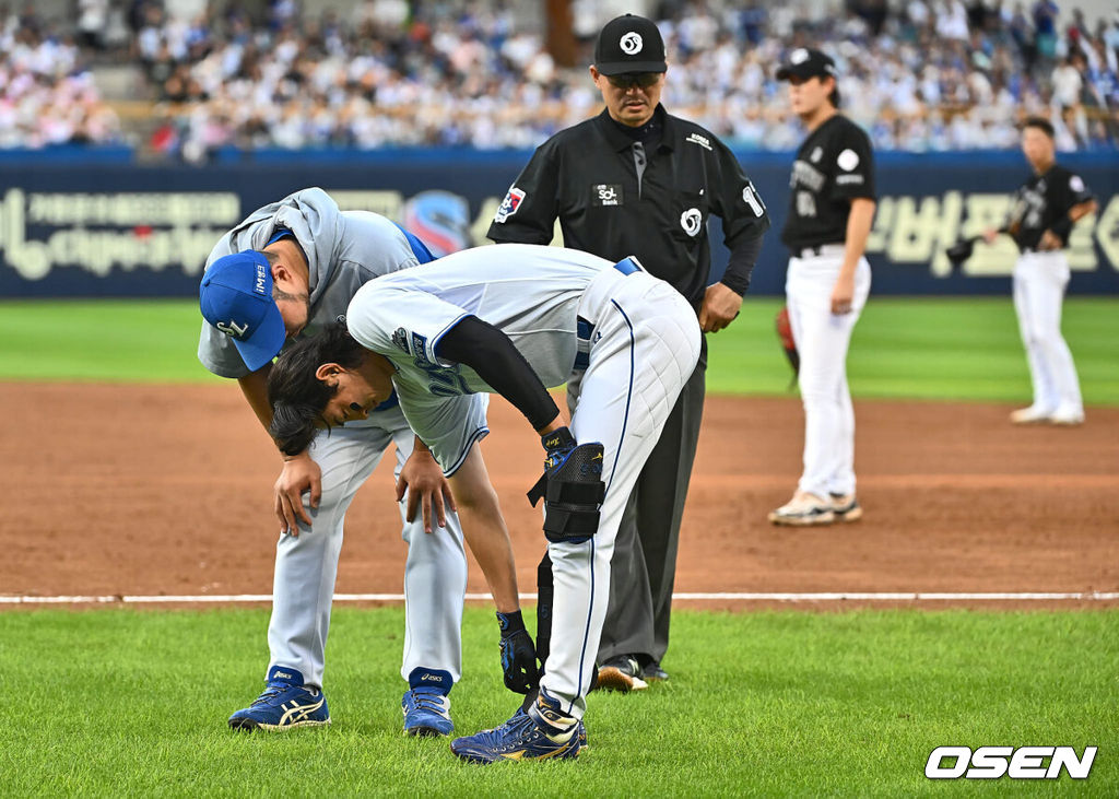 20일 대구삼성라이온즈파크에서 2024 신한 SOL 뱅크 KBO 리그 삼성 라이온즈와 롯데 자이언츠의 경기가 열렸다. 홈팀 삼성은 원태인이 방문팀 롯데는 이인복이 선발 출전했다. 삼성 라이온즈 구자욱이 3회말 1사 롯데 자이언츠 이인복의 투구에 맞고 통증을 호소하고 있다. 2024.07.20 / foto0307@osen.co.kr