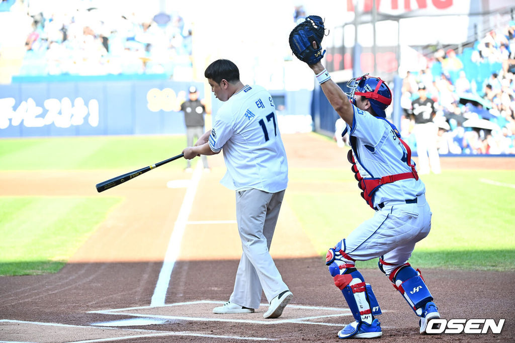 21일 대구삼성라이온즈파크에서 2024 신한 SOL 뱅크 KBO 리그 삼성 라이온즈와 롯데 자이언츠의 경기가 열렸다. 홈팀 삼성은 이승현이 방문팀 롯데는 반즈가 선발 출전했다. 전 삼성 라이온즈 출신 채태인이 시타를 하고 있다. 2024.07.21 / foto0307@osen.co.kr