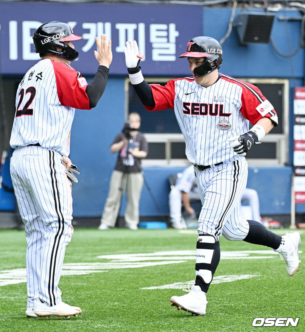 21일 서울 송파구 잠실야구장에서 ‘2024 신한 SOL Bank KBO리그’ LG트윈스와 두산 베어스의 경기가 열렸다.LG는 손주영을, 두산은 최원준을 선발로 내세웠다.2회말 1사 주자 2루 LG 박동원이 좌월 선취 투런 홈런을 때린 후 덕아웃으로 향하며 김현수와 하이파이브를 하고 있다. 2024.07.21 /rumi@osen.co.kr