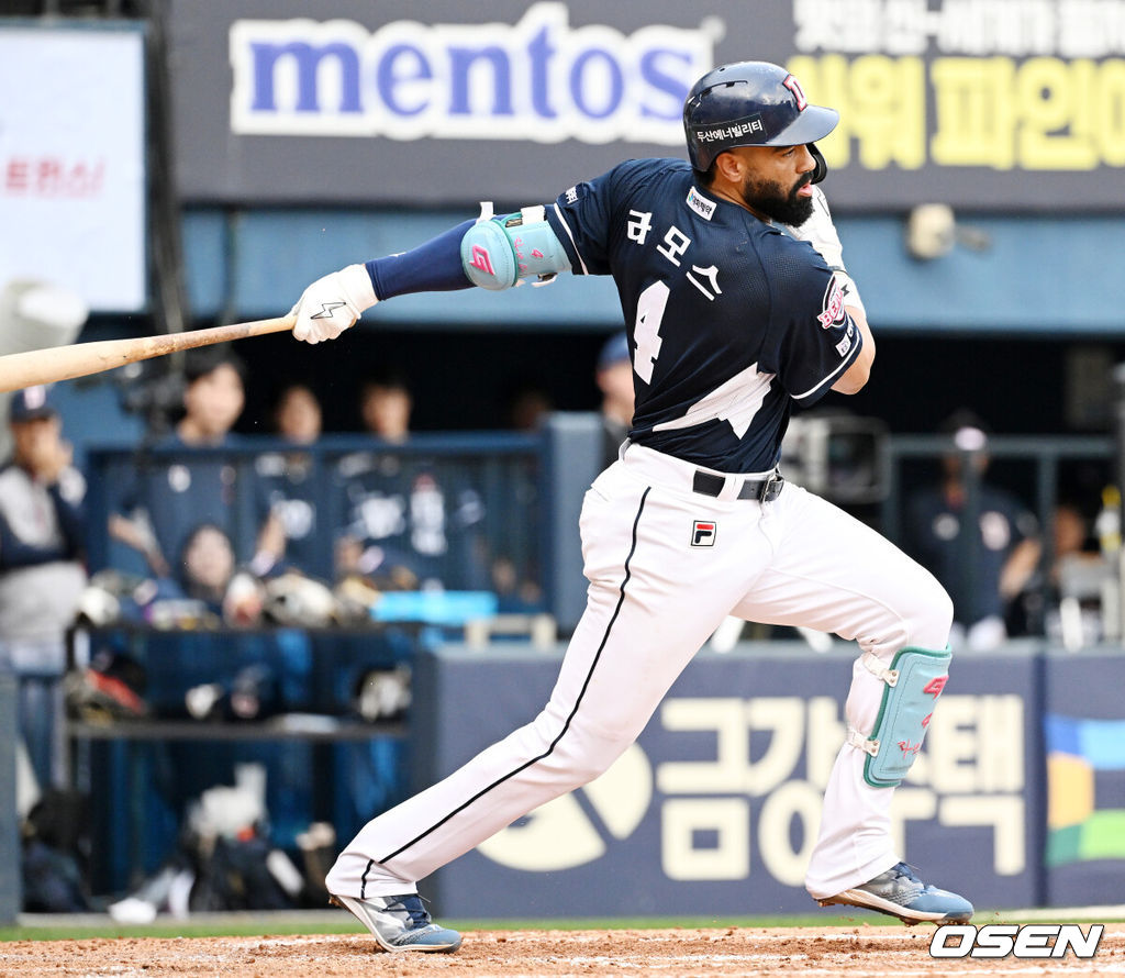 21일 서울 송파구 잠실야구장에서 ‘2024 신한 SOL Bank KBO리그’ LG트윈스와 두산 베어스의 경기가 열렸다.LG는 손주영을, 두산은 최원준을 선발로 내세웠다.5회초 1사 주자 1,3루 두산 라모스가 2루수 앞 땅볼 타구를 때리며 역전 1타점을 올리고 있다. 2024.07.21 /rumi@osen.co.kr