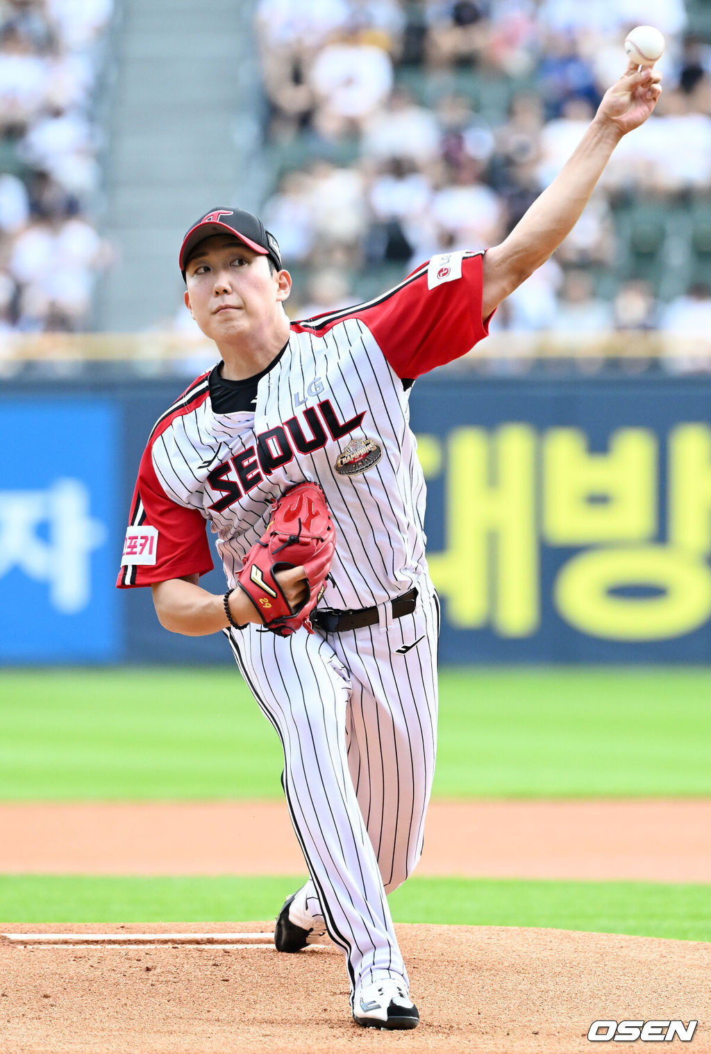 21일 서울 송파구 잠실야구장에서 ‘2024 신한 SOL Bank KBO리그’ LG트윈스와 두산 베어스의 경기가 열렸다.LG는 손주영을, 두산은 최원준을 선발로 내세웠다.LG 선발 손주영이 힘차게 공을 뿌리고 있다. 2024.07.21 /rumi@osen.co.kr